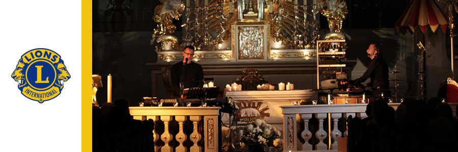 Banner der LIONS mit Roland Kunz und weiteren Musikern in der Basilika St. Johann, Saarbr&uuml;cken